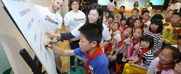 上海迪士尼度假区向儿童普及水中安全教育